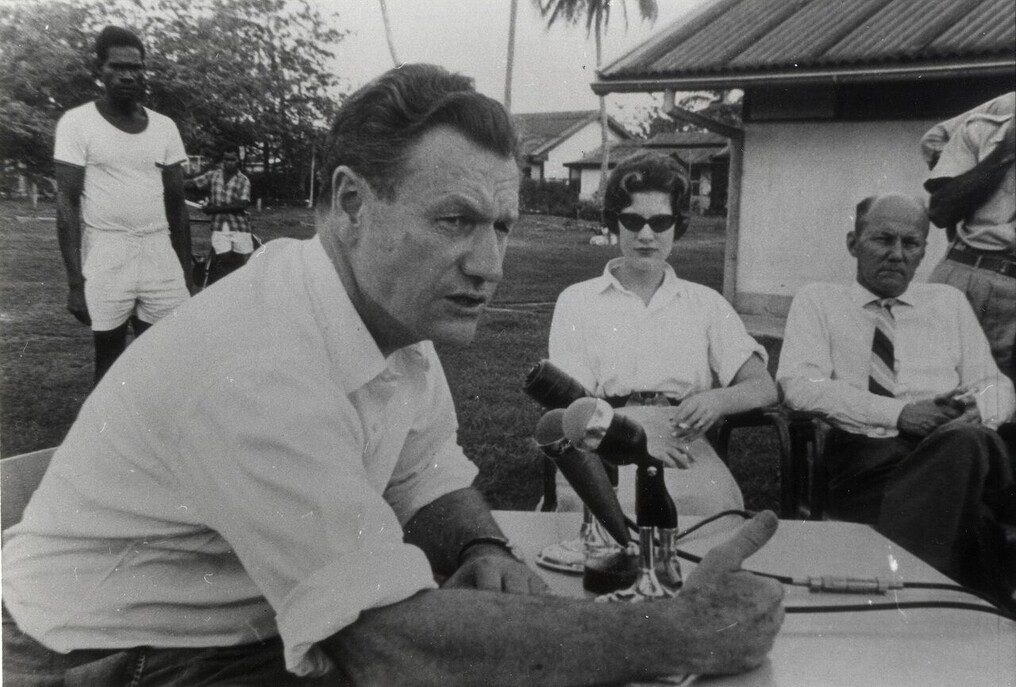 Nelson Rockefeller Merauke'de basın toplantısında, 1961
